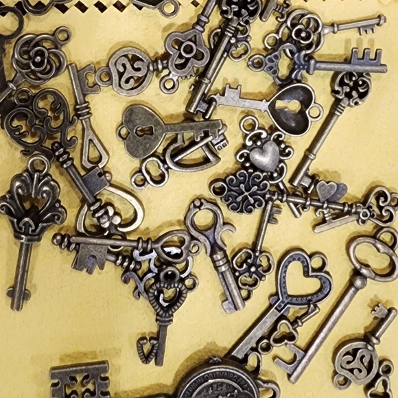 62 pc vintage skeleton keys. - Picture 2 of 3